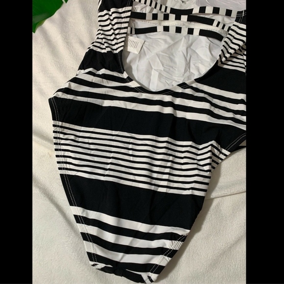 NEW $129 La Blanca Fine Line Halter One-Piece Swimsuit‎ Black-White [SZ 6 ] - Picture 7 of 8